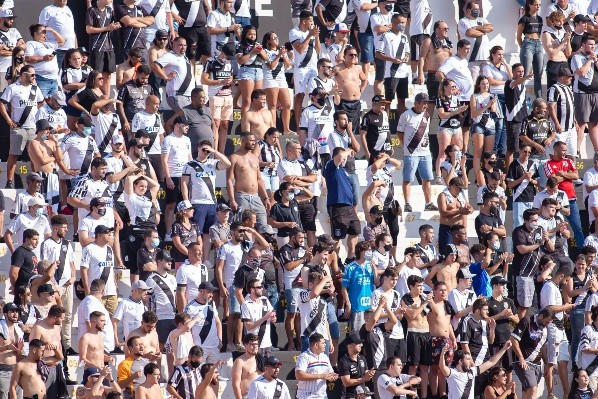 Torcida da Ponte Preta na arquibancada. (Foto: Diogo Reis/AGIF)