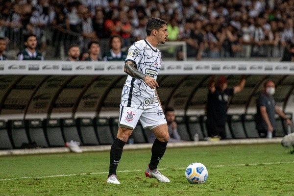 Fagner em campo pelo Corinthians. (Foto: Alessandra Torres/AGIF)