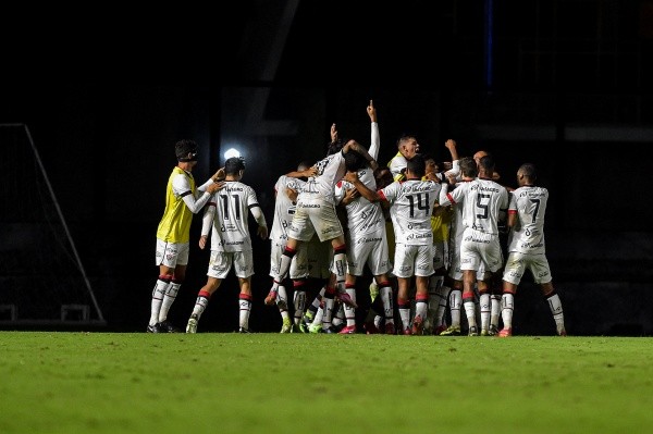 Vitória é cirúrgico e aplica um 3 a 0 no Vasco, em São Januário