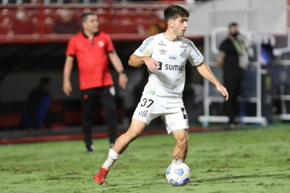 Foto: (Flikcr Oficial Santos) - Lacava durante sua primeira partida entre os profissionais do Santos Foto: (Flikcr Oficial Santos) - Lacava durante sua primeira partida entre os profissionais do Santos