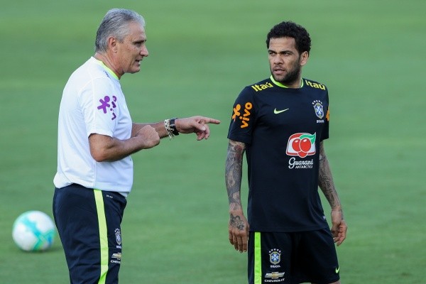 Foto: Marcello Zambrana/AGIF – Daniel Alves conversando com Tite em treino da Seleção Brasileira
