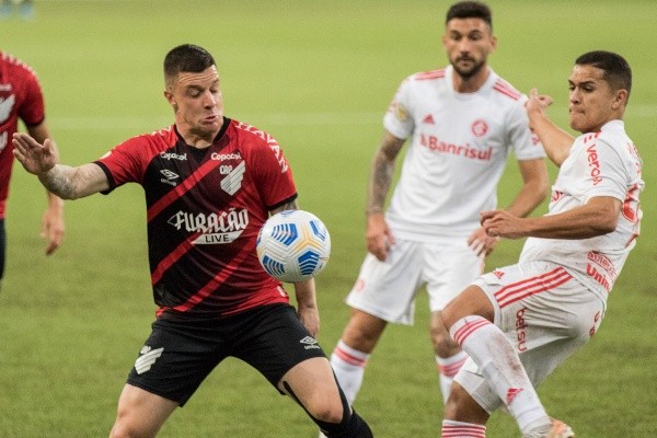 Internacional busca reação no Brasileirão contra o Athletico-PR (Foto: Robson Mafra/AGIF)