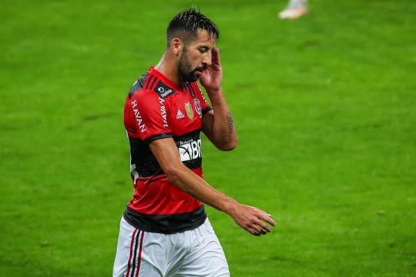 Foto: (Pedro H. Tesch/AGIF) - Na lateral direita, Isla não é unanimidade no Flamengo