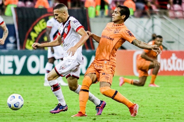 Foto: (Rafael Vieira/AGIF) - Everton Felipe em ação pelo Sport neste Campeonato Brasileiro