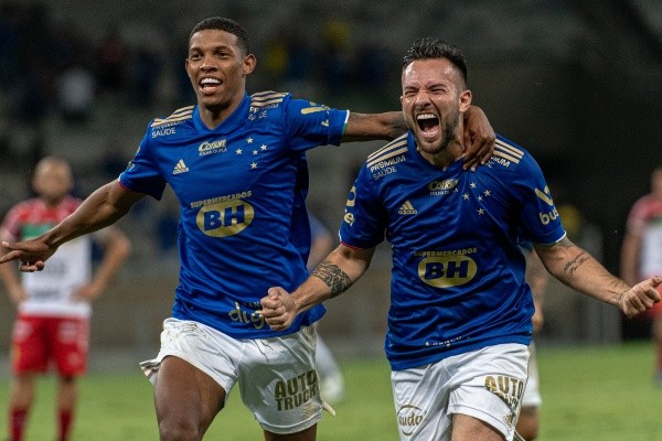 Foto: Alessandra Torres/AGIF -Giovanni jogador do Cruzeiro comemora seu gol durante partida contra o Brusque