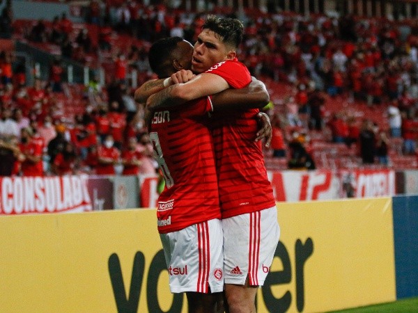 Foto: (Maxi Franzoi/AGIF) - Palacios comemora o gol do Internacional com Edenilson