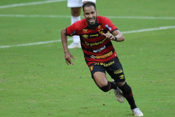 Marcel Lisboa/AGIF/ Everaldo comemorando gol contra o Sport.