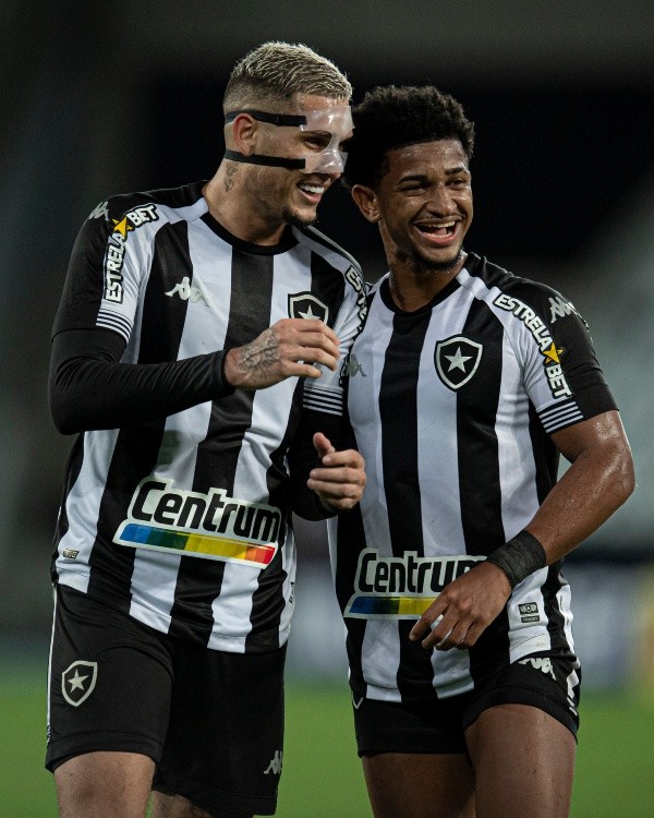 Foto: Jorge Rodrigues/AGIF -Rafael Navarro jogador do Botafogo comemora seu gol com Warley jogador da sua equipe durante partida