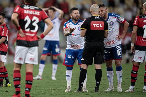 Jorge Rodrigues/AGIF | Bahia se viu prejudicado por atuação da arbitragem em duelo contra o Flamengo