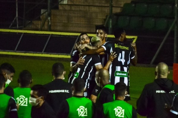 R.Pierre/AGIF/ Figueirense comemorando gol. 