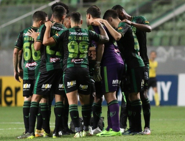 Fernando Moreno/AGIF/ Jogadores do América-MG antes da partida contra o Grêmio, pelo Brasileirão. 