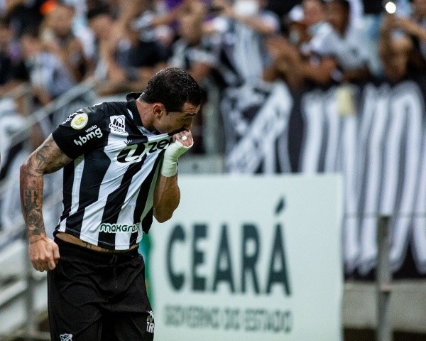 Foto: (Pedro Chaves/AGIF) - Vina comemora seu gol com a torcida do Ceará