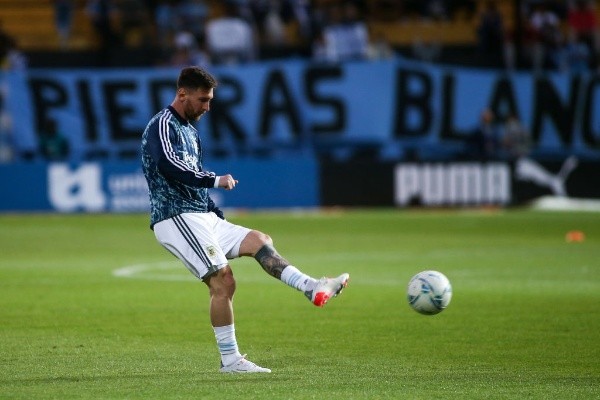  Ernesto Ryan/Getty Images/ Messi em campo no aquecimento em jogo pela Argentina. 