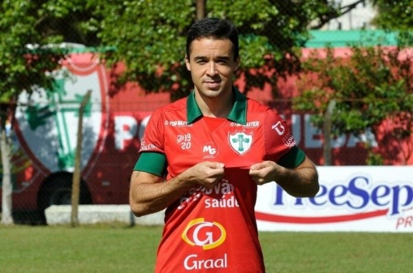 Lenon ainda negocia permanência na Portuguesa (Foto: Portuguesa)