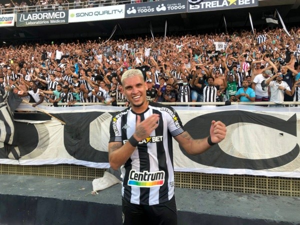 Foto: Vitor Silva / Botafogo de Futebol e Regatas – Navarro comemorando o acesso com a galera do Bota!