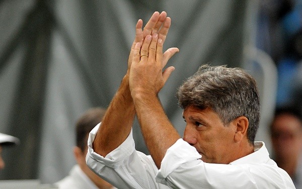  Ricardo Rimoli/ AGIF/ Renato Gaúcho agradecendo a torcida do Grêmio. 