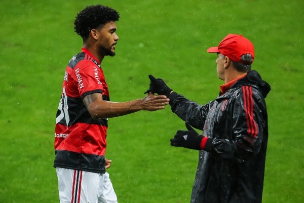 Foto: Pedro H. Tesch/AGIF – Zagueiro do Mengão pode permanecer em 2022 em caso de tri da Libertadores