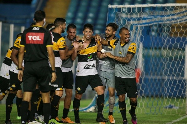 Fernando Torres/AGIF/ Jogadores do Criciúma comemorando gol