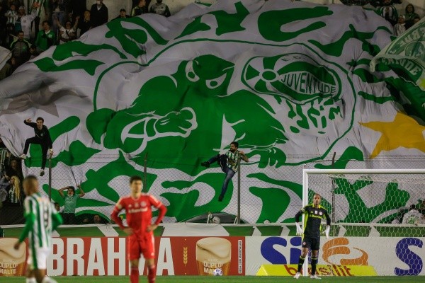 Luiz Erbes/AGIF/ Torcida do Juventude no estádio Alfredo Jaconi pelo campeonato Brasileiro.  