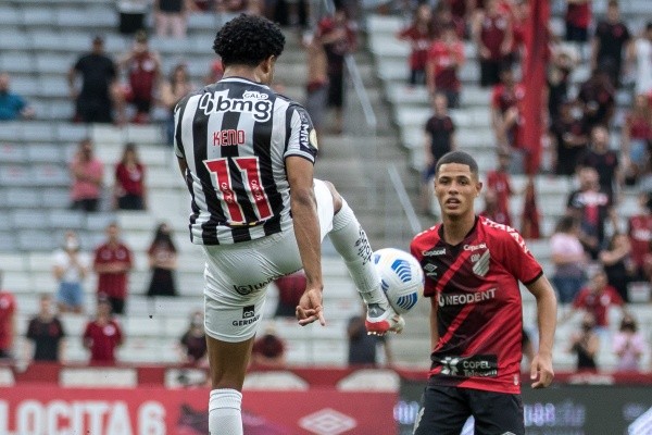 Keno fez a jogada do gol de Zaracho, que garantiu a vitória do Galo Keno fez a jogada do gol de Zaracho, que garantiu a vitória do Galo