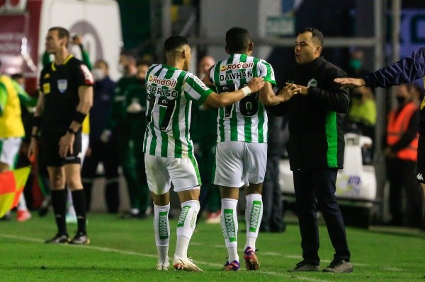 Luiz Erbes/AGIF/ Técnico Jair Ventura com os jogadores do Juventude. 