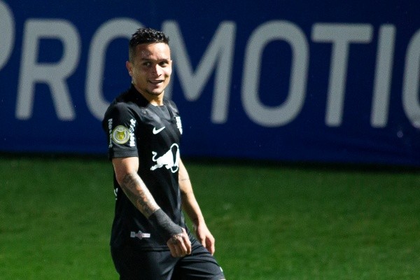 Foto:Diogo Reis/AGIF | Artur é monitorado pelo Barcelona