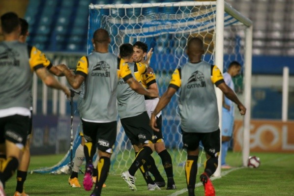 Fernando Torres/AGIF/ Jogadores do Criciúma em campo.