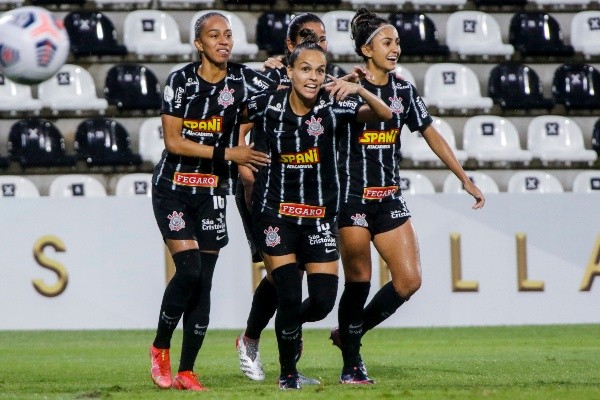 Foto: Christian Alvarenga/Getty Images | O Corinthians pode conquistar o tricampeonato este ano