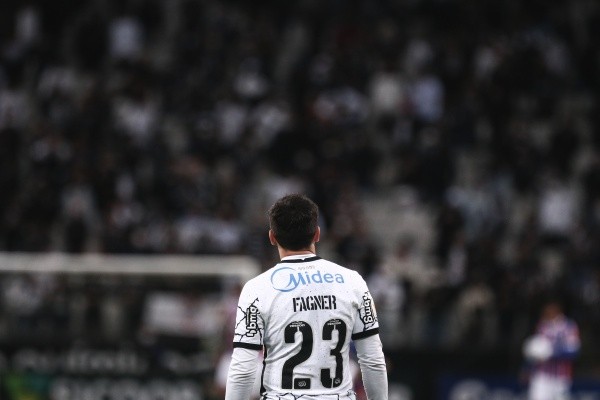 Fagner iguala número de Marcelinho Carioca pelo Corinthians (Foto: Ettore Chiereguini/AGIF)