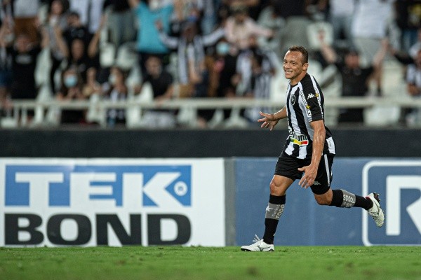 Foto: Jorge Rodrigues/AGIF – Carlinhos é uma das novidades no time titular do Fogão