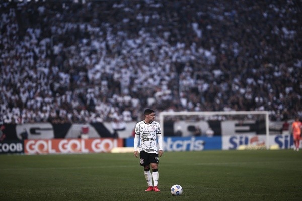 Fagner iguala número de Marcelinho Carioca pelo Corinthians (Foto: Ettore Chiereguini/AGIF)