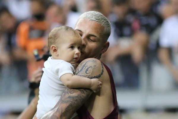 Guilherme Arana com o ‘Mini Guissa da Sorte’, seu filho que se tornou um amuleto para torcida do Atlético (Foto: Fernando Moreno/AGIF)