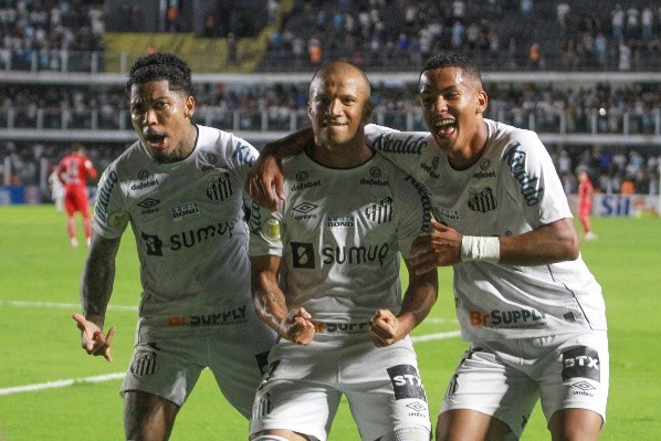 Foto: Fernanda Luz/AGIF -Sanchez jogador do Santos comemora seu gol com jogadores do seu time