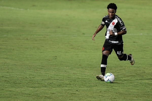 Thiago Ribeiro/AGIF – Lateral segue em recuperação após trauma no joelho esquerdo.