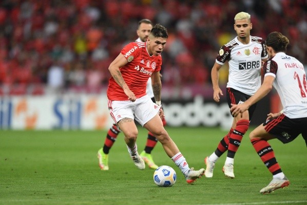 Foto: (Flickr Oficial Internacional/Ricardo Duarte) - Palacios buscou o jogo no meio-campo durante a derrota do Internacional para o Flamengo por 2 a 1, no Beira-Rio