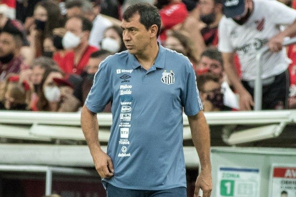 Foto: Robson Mafra/AGIF | Carille ainda não venceu nenhum clássico no comando do Santos