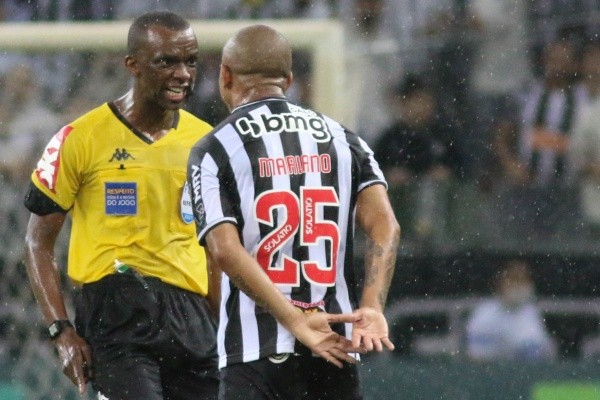 Foto: (Fernando Moreno/AGIF) - André Rizek criticou a atuação do árbitro Luiz Flávio de Oliveira, que foi orientado pelo VAR a revisar o lance envolvendo Diego Costa