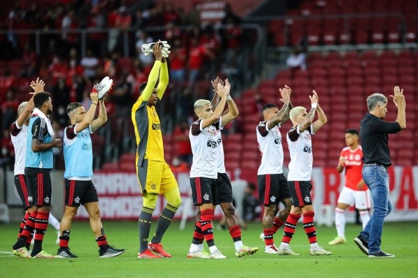 Foto: Pedro H. Tesch/AGIF | Flamengo tem quatro vitórias consecutivas na competição, mas está não é derrotado há oito jogos Foto: Pedro H. Tesch/AGIF | Flamengo tem quatro vitórias consecutivas na competição, mas está não é derrotado há oito jogos