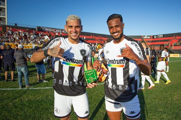 Navarro e Diego Gonçalves comemorando o título da Série B