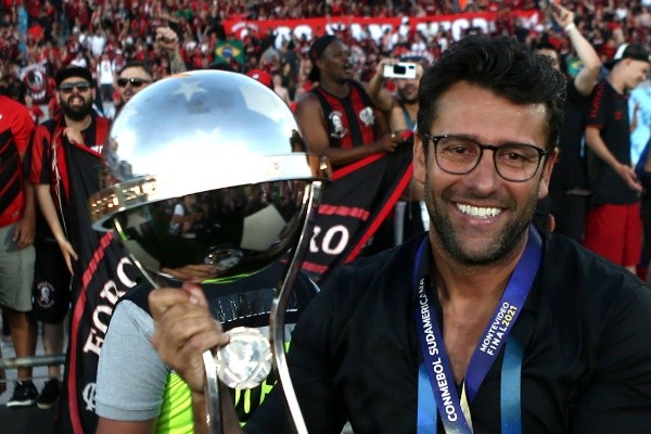 Foto: Ernesto Ryan/Getty Images/ Alberto Valetim com a taça da Copa Sul-Americana. 