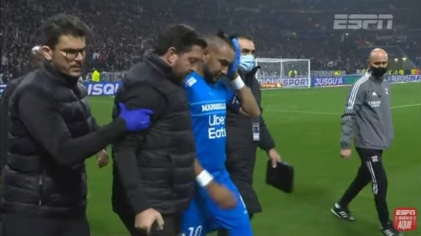 Foto: Reprodução/ESPN Brasil/ Payet foi atingido em campo por uma garrafa. 