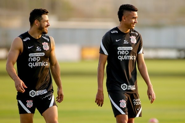 Foto: Rodrigo Coca – Agência Corinthians – Giuliano e Cantillo em treino no CT Joaquim Grava: Duas preocupações no Coringão neste final temporada
