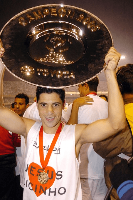 Cicinho foi um dos grandes destaques da campanha, sendo vendido para o Real Madrid (Foto: Twitter oficial do clube)