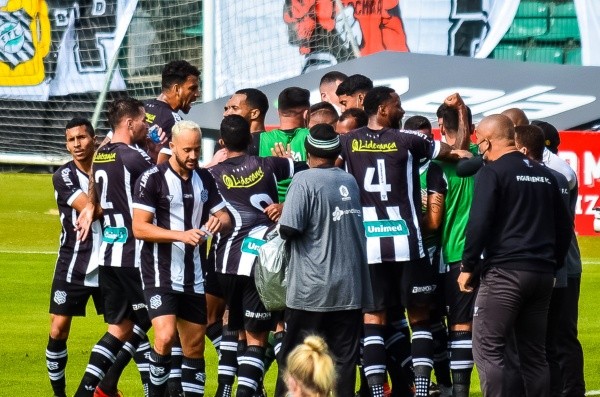Foto: R.Pierre/AGIF/ Equipe do Figueirense comemorando gol. Foto: R.Pierre/AGIF/ Equipe do Figueirense comemorando gol.