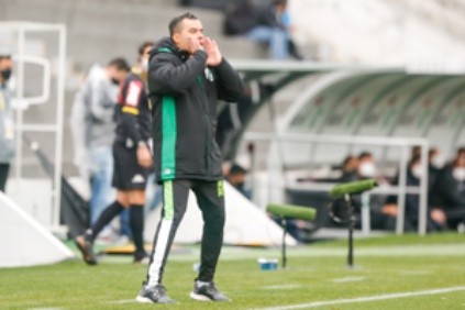Foto: Luiz Erbes/AGIF/ Técnico Jair Ventura em campo pelo Juventude. 