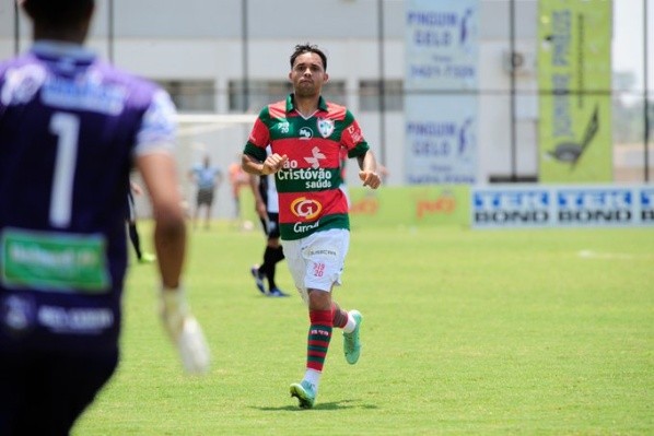 Léo Castro renovou seu contrato com a Portuguesa e fica para 2022 (Foto: Dorival Rosa/Portuguesa)