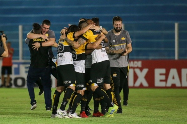 Foto: Fernando Torres/AGIF/ Jogadores do Criciúma em campo. 
