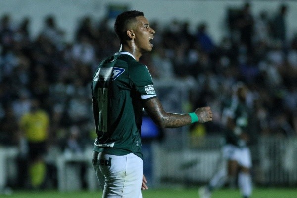 Foto: João Vitor Rezende Borba/AGIF – Alef Manga chegou do modesto Volta Redonda e se tornou artilheiro do Goiás na Série B