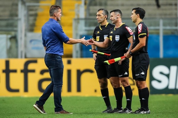 Treinador reclamou da expulsão de Jhonata Robert Treinador reclamou da expulsão de Jhonata Robert