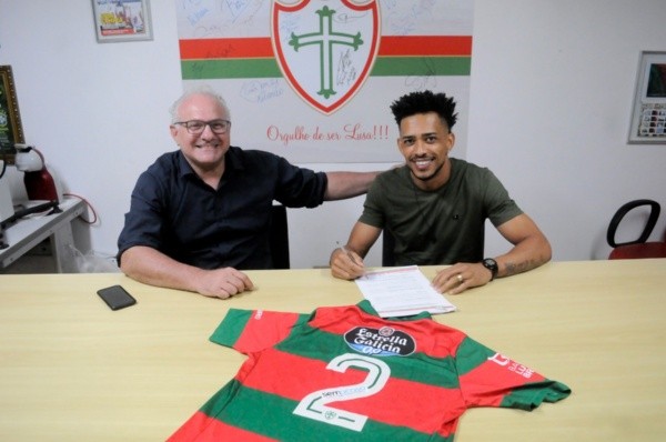 Luís Ricardo assinando contrato com a Portuguesa (Foto: Dorival Rosa/Portuguesa)
